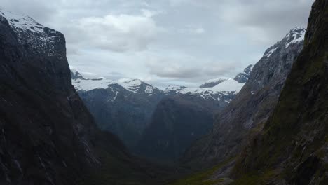 Flug-Durch-Ein-Weites-Tal-Zu-Schneebedeckten-Gipfeln-Im-Fiordland,-Neuseeland,-Südinsel