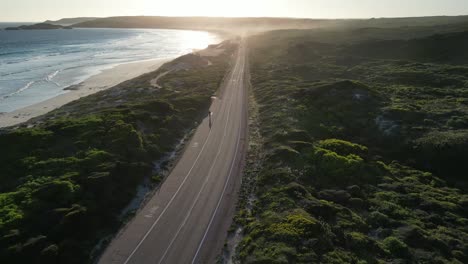 Una-Persona-En-Bicicleta-Por-La-Carretera-De-La-Playa-En-La-Zona-De-Esperance-Durante-La-Puesta-De-Sol.