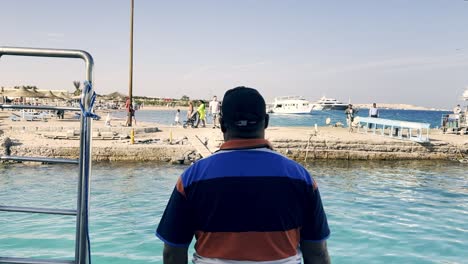 Pasajeros-De-Un-Barco-De-Buceo-Que-Llegan-Al-Muelle-En-Egipto