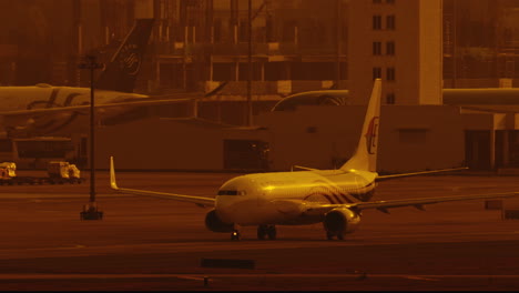 Internationaler-Flughafen-Ho-Chi-Minh-Stadt-Flugzeug-Fährt-Bei-Sonnenuntergang-Auf-Der-Landebahn