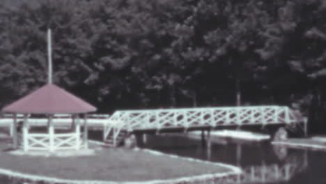 Brücke-über-Wasser-In-Einem-Waldgebiet-An-Einem-Ruhigen-Sommertag-In-Den-1930er-Jahren