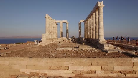 Luftaufnahmen-Des-Poseidontempels-In-Sounio,-Athen,-Griechenland,-Berühmtes-Touristengebiet