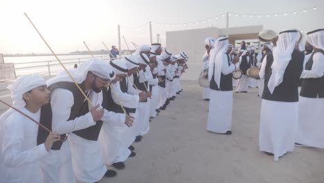 Traditioneller-Tanz-Der-Vereinigten-Arabischen-Emirate-Mit-Gesang-Während-Eines-Epischen-Sonnenuntergangs