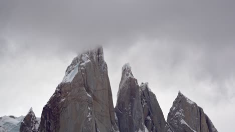 Zeitraffer-Des-Cerro-Torre-An-Einem-Stürmischen-Tag-Mit-Sich-Mit-Hoher-Geschwindigkeit-Bewegenden-Wolken