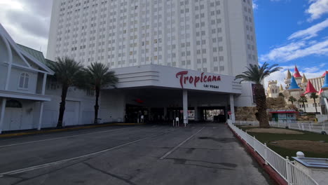 Las-Vegas,-USA,-Eingang-Und-Außenansicht-Des-Tropicana-Casino-Hotels,-Tage-Vor-Der-Schließung-Und-Dem-Abriss