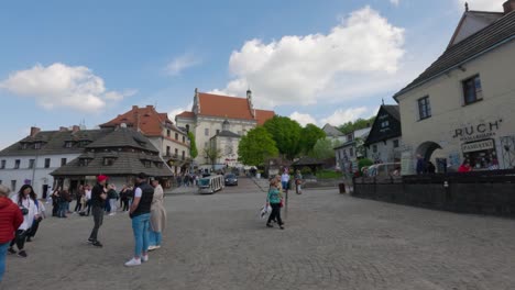 Kazimierz-Dolny,-Turistas-Explorando-El-Casco-Antiguo-Y-Su-Vibrante-Plaza-Del-Mercado