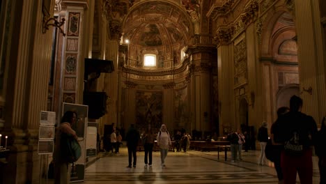 Turistas-Que-Visitan-La-Basílica-De-Sant-Andrea-Della-Valle-En-Roma