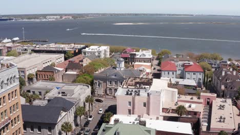 Aerial-descending-and-panning-shot-of-the-historic-Old-Exchange-and-Provost-Dungeon-building-in-the-French-Quarter-of-Charleston,-South-Carolina