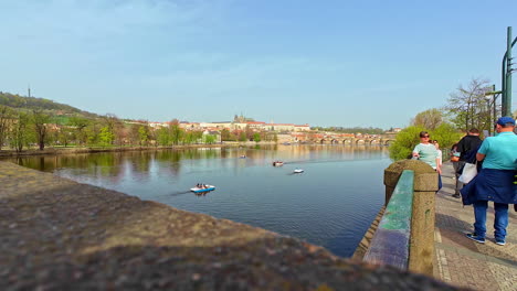 Toma-Del-Casco-Antiguo-Desde-El-Puente-De-Carlos-Con-El-Río-Vltava-Que-Fluye-A-Través-De-Praga,-República-Checa-En-Un-Día-Soleado