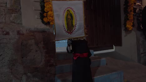 Kind-Als-Cura-Hidalgo-Verkleidet-Am-Tag-Der-Toten-In-Oaxaca
