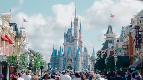 4K-Zeitlupenvideo-Von-Leuten,-Die-Die-Hauptstraße-In-Disney-World-Entlanggehen