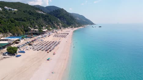 Sombrillas-Y-Olas-Turquesas-Adornan-La-Playa-De-Kathisma-En-La-Isla-De-Lefkada-En-Verano