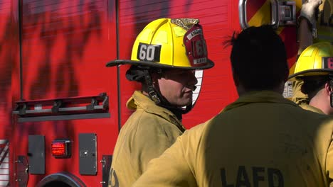 Los-Bomberos-Hablan-Por-Camión-De-Bomberos.