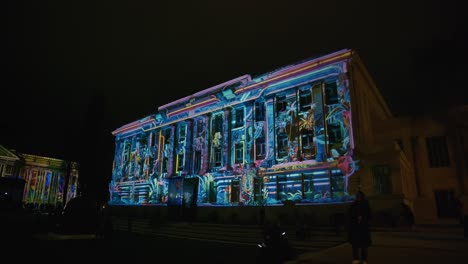Lebendige-Lichtprojektion-Auf-Dem-Gebäude-Der-Geographischen-Fakultät,-Zagreb-Festival-Of-Lights