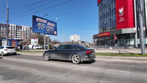 Tráfico-De-Automóviles-En-La-Capital-De-Moldavia,-Chisinau,-Ciudad-De-Infraestructura-Moderna.
