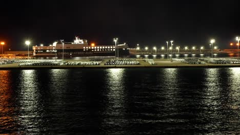 Reihen-Von-Neuwagen-Im-Hafen-Von-Valencia-Bei-Nacht
