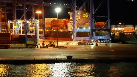 Container-Frachtschiffe-Im-Hafen-Von-Valencia-Bei-Nacht