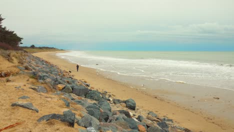 Pan-shot-of-Ile-de-Ré-Beach-on-the-Atlantic-seafront,-France