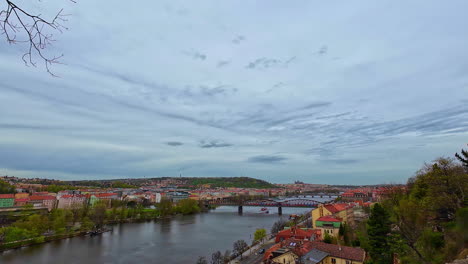 Panoramablick-Auf-Die-Moldau-Und-Die-Alte-Eisenbahnbrücke-Von-Prag