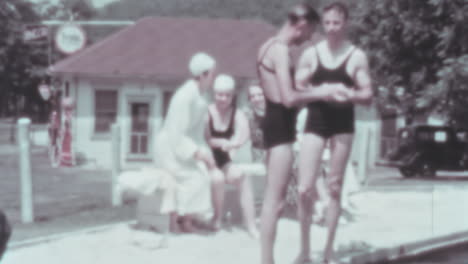 Frauen-Und-Männer-In-Badeanzügen-Versammelten-Sich-In-Den-1930er-Jahren-Am-Pool-Eines-Sommerresorts