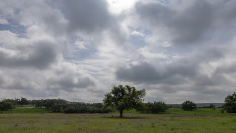 Timelapse-De-Nubes-Moviéndose-Sobre-Un-Paisaje-Rural-En-El-Centro-De-Texas---Eclipse-Solar-Total-Del-8-De-Abril