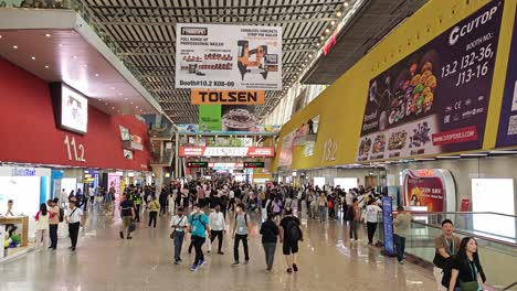 Crowded-hall-of-135th-Canton-import-and-export-fair