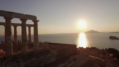 Luftaufnahme-Des-Epischen-Antiken-Poseidontempels-Bei-Sonnenuntergang,-Sounion,-Griechenland-Zur-Goldenen-Stunde