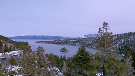 Vista-Aérea-De-La-Bahía-Esmeralda,-Lago-Tahoe,-California-En-Invierno