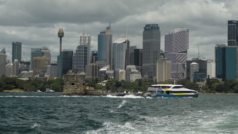 Die-Skyline-Von-Sydney-Mit-Einer-Vorbeifahrenden-Fähre