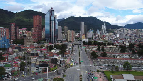 Drohne-Folgt-Der-Straße-Ins-Stadtzentrum-Von-Bogota,-Meist-Bewölkter-Tag-In-Kolumbien