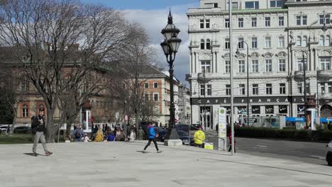 Toma-En-Cámara-Lenta-De-Turistas-Caminando-Por-La-Acera-Cerca-De-Un-Edificio-Comercial-En-Viena,-Austria