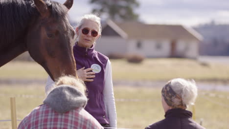 FEEL-certified-facilitator-talk-to-participants-in-equine-assisted-psychotherapy