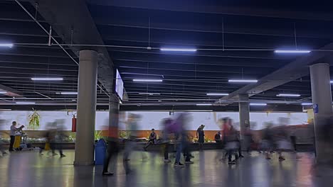 Menschen-Auf-Dem-Weg-Zu-Unbekannten-Zielen,-Stadt-U-Bahn,-Zeitraffer