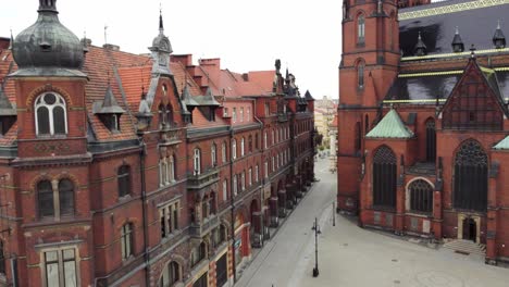 Arquitecturas-Medievales-Con-La-Iglesia-Evangélica-De-Augsburgo-De-La-Virgen-María-En-Legnica,-Polonia.