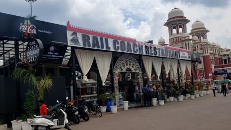 Restaurante-De-Autocares-Cerca-De-La-Estación-De-Tren-De-Lucknow-En-Uttar-Pradesh---Concepto-De-Puesto-De-Comida