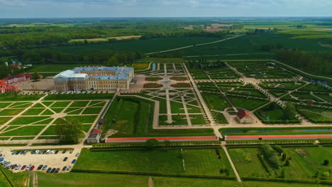Luftaufnahme-Des-Schlossmuseums-Rundale-Und-Der-Gärten-In-Bauska,-Lettland
