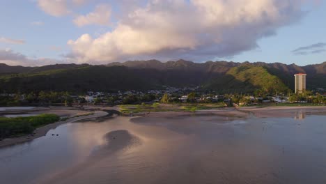 Imágenes-De-Drones-Del-Este-De-Honolulu-Hawaii-Desde-La-Vista-Del-Agua-De-La-Bahía-De-Mamala-Con-El-Brillo-Rosado-Del-Sol-Poniente-Reflejándose-En-El-Agua-Y-Las-Nubes-Blancas-E-Hinchadas