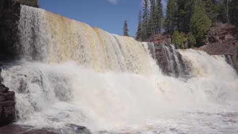 La-Grosella-Espinosa-Cae-Fluyendo-Sobre-Las-Rocas-En-Un-Clima-Soleado