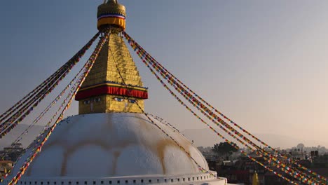 Mittlere-Aufnahme-Des-Zentralen-Stupa,-Boudhanath-Tempel,-Kathmandu,-Nepal