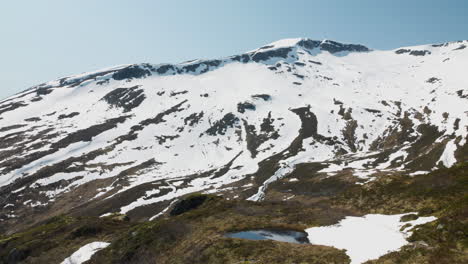 Norwegische-Winterlandschaft-Auf-Dem-Gipfel-Des-Berges-Im-Sommer