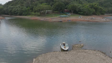 Menschen-Am-Hatillo-Damm-In-Der-Dominikanischen-Republik