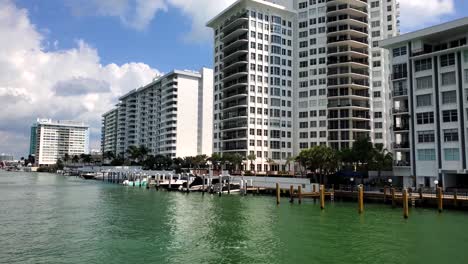 Bewegte-Aufnahme-Durch-Die-Wasserstraßen-Von-Miami-Mit-Schönen-Häusern-Und-Hochhäusern