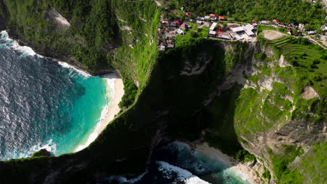 Restaurantes-Y-Hoteles-En-Lo-Alto-Del-Acantilado-Con-Kelingking-Y-Embon-Beach-En-La-Isla-De-Nusa-Penida,-Bali,-Indonesia