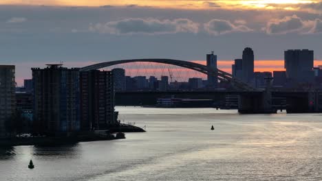 El-Puente-Van-Brienenoordbrug-Durante-La-Puesta-De-Sol-En-Rotterdam,-Países-Bajos---Plano-General