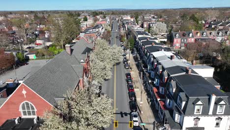 Luftbild-Dolly-über-Städtischen-Stadtstraße-In-Den-USA