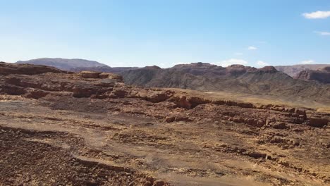 Enthüllende-Luftaufnahmen-Der-Weiten-Wüstenlandschaft-Des-Sinai-In-Ägypten,-Die-Das-Konzept-Rauer-Schönheit-Und-Ungezähmter-Wildnis-Illustriert