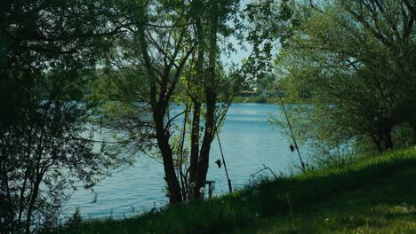 Angelruten-Am-Ufer-Des-Jarun-Sees-An-Einem-Schönen-Frühlingstag