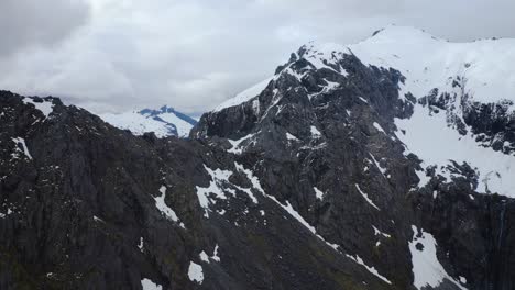 Snowy-mountain-peaks-in-Fiordland,-New-Zealand,-South-Island