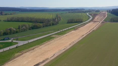 Spektakuläre-Luftaufnahmen-Eines-Umfangreichen-Autobahnprojekts-Im-Gange,-Die-Das-Ausmaß-Der-Entwicklung-Erfassen