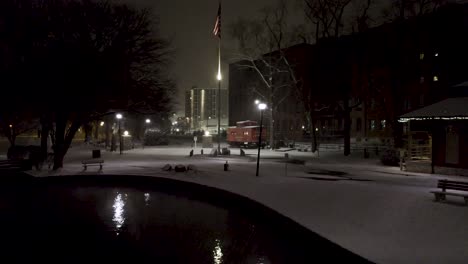 Luftaufnahme-Der-Innenstadt-Von-Lititz-Springs-Park-Bei-Nacht-Bei-Schneefall